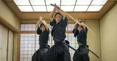Atleta de artes marciales japonesas entrenamiento samourai kendo