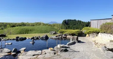 Piscine extérieure avec vue sur le mont Aso