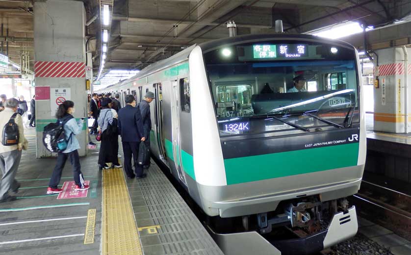 Passengers boarding a Shinjuku-bound Saikyo Line train, Akabane Station.