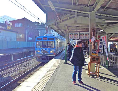 Chichibu train arriving at Ohanabatake Station.