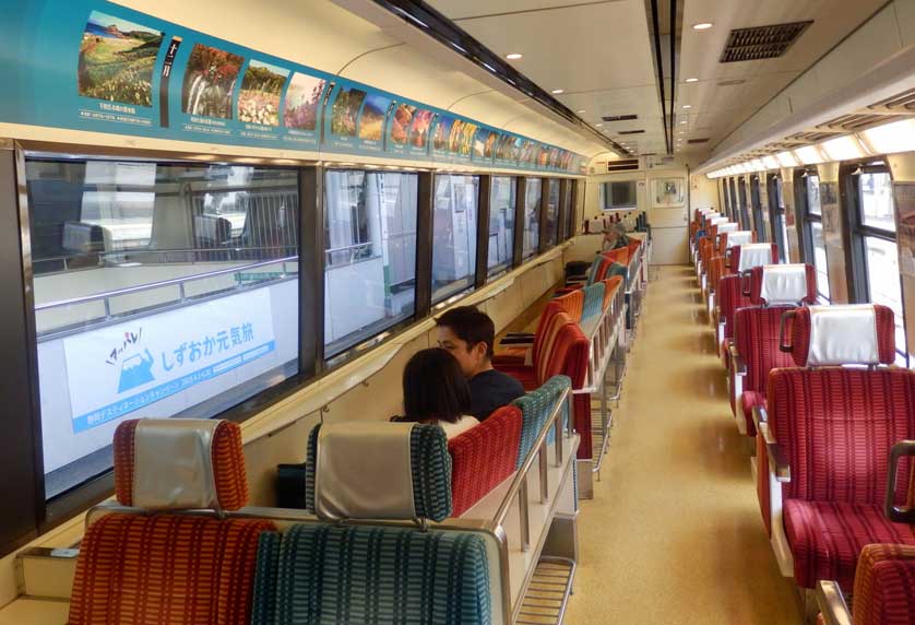 Seats arranged to face the seaside, Kurofune train.