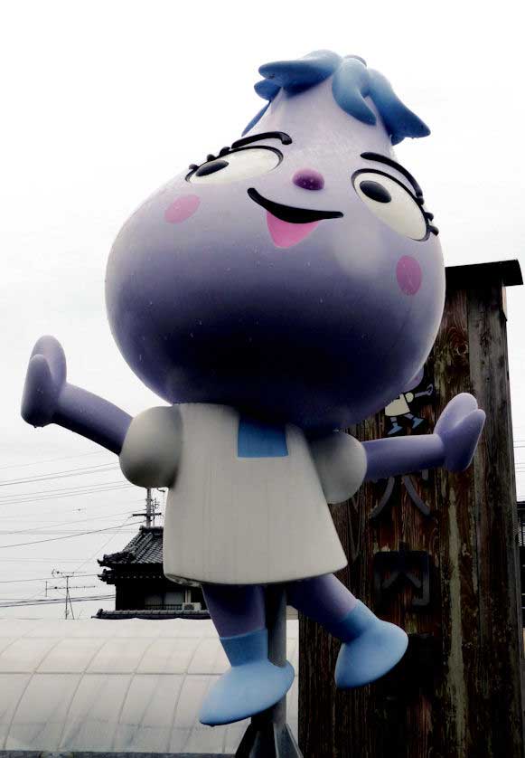 The mascot for Ananai Station is based on the eggplant.