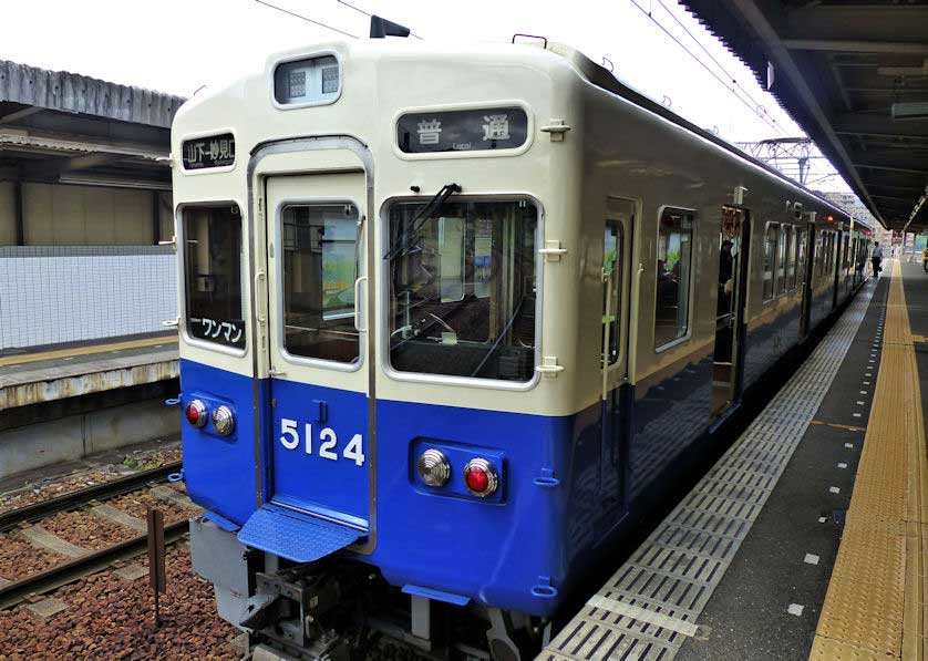 Yamashita Station on the Nose Railway with a shuttle to Myoken-Guchi Station.