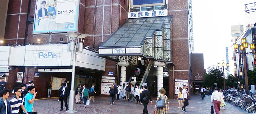 Escalator at the main (south) entrance of Seibu Shinjuku Station.