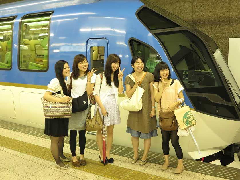 Shimakaze Luxury Express at Nagoya Station.