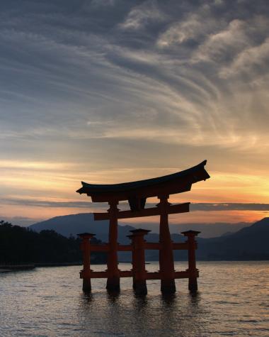 Torii-Tor des Itsukushima-Schreins auf der Insel Miyajima, Hiroshima, Japan