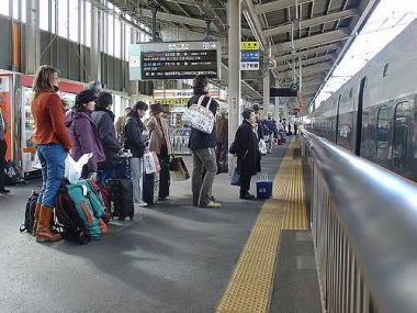 Les passagers font la queue pour entrer dans le shinkansen