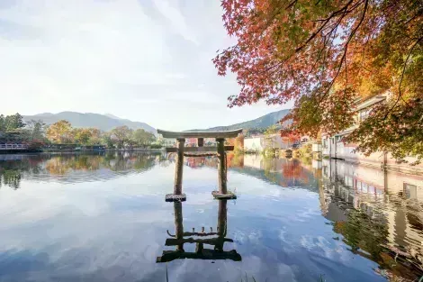 Il lago Kinrinko è un grande stagno alimentato a molla nel pittoresco villaggio onsen di Yufuin nell'isola di Kyushu, in Giappone