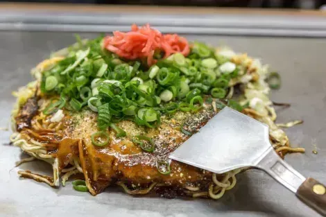 Okonomiyaki giapponese tradizionale, frittella salata