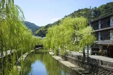 Piacevole canale nel centro del villaggio di Kinosaki onsen, Giappone