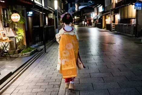 Eine Geisha in den Straßen von Gion, dem traditionellen Stadtteil von Kyoto