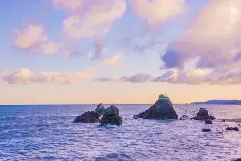 Heilige verheiratete Felsen am Meer in der religiösen Stadt Ise, dem ersten Ort des Shintoismus in Japan