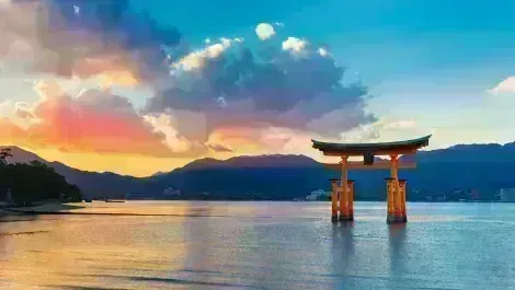 Dieses berühmte zinnoberrote Torii-Tor befindet sich am Eingang zur Insel Miyajima vor der Küste von Hiroshima