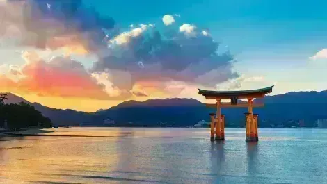 Questo cancello "torii" si trova all'ingresso dell'isola di Miyajima al largo della costa di Hiroshima