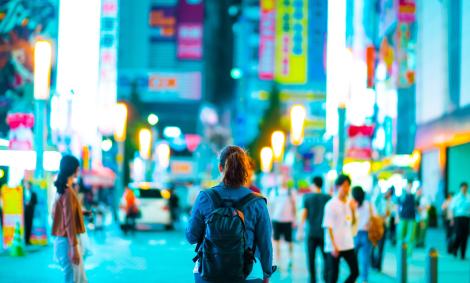 Mujer sola en Shinjuku, Tokio