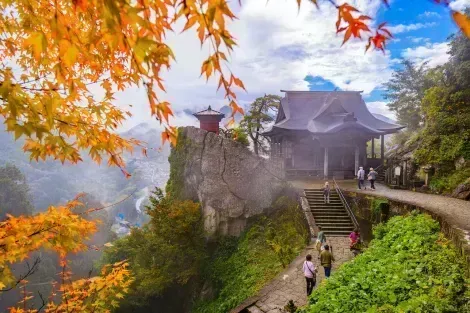 Tempio di Yamadera a Yamagata, Giappone, durante la caduta