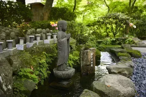 Il tempio Hasedera, a Kamakura: giardino fiorito, vista mare o addirittura una statua a undici teste!