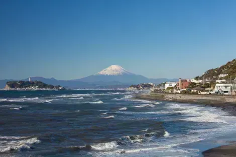 Monte Fuji dalla spiaggia di Enoshima sul mare di Kamakura, vicino a Tokyo