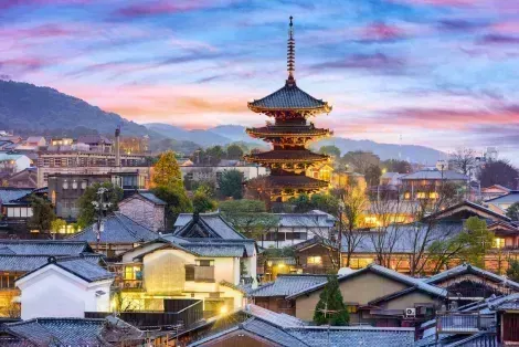 Besuchen Sie die Yasaka-Pagode im Herzen des historischen Stadtteils Gion im Herzen von Kyoto
