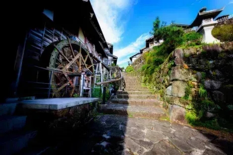 Sentiero escursionistico lungo la vecchia strada Nakasendo, tra Magome e Tsumago nelle Alpi giapponesi