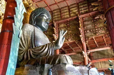 Il tempio Todai-ji e la sua imponente statua del buddha: una tappa obbligata a Nara
