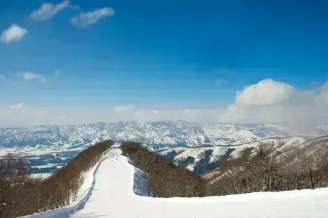 Pista da sci nella località sciistica di Nozawa Onsen, nelle Alpi giapponesi