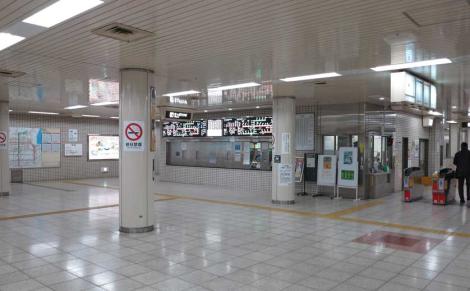 Kujō Station underground hall showing ticket machines and ticket gates