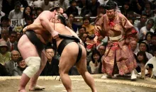 Combate de sumo en el Ryogoku Kokugikan, Tokio