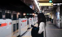Métro souterrain de Tokyo arrivant à quai