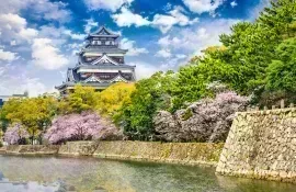 Il castello di Hiroshima, famoso per la fioritura dei ciliegi