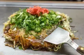 Okonomiyaki giapponese tradizionale, frittella salata