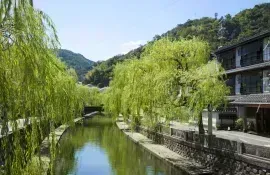 Piacevole canale nel centro del villaggio di Kinosaki onsen, Giappone