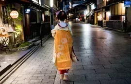 Eine Geisha in den Straßen von Gion, dem traditionellen Stadtteil von Kyoto