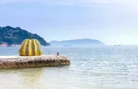 La zucca gialla di Yayoi Kusama, simbolo di Naoshima, l'isola artistica nel Mare Interno del Giappone