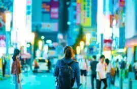 Donna sola a Shinjuku, Tokyo