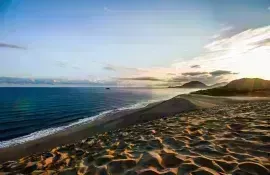 Alba tra le dune di sabbia di Tottori, un piccolo deserto unico in Giappone