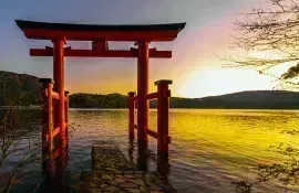 Heiwa no Torii nel Lago Hakone, un luogo magico e imperdibile da visitare vicino al Monte Fuji