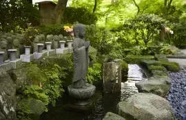 Il tempio Hasedera, a Kamakura: giardino fiorito, vista mare o addirittura una statua a undici teste!
