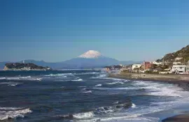 Monte Fuji dalla spiaggia di Enoshima sul mare di Kamakura, vicino a Tokyo