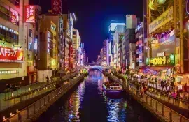 Dotonbori è la zona più vivace di Osaka, la capitale gastronomica del Giappone
