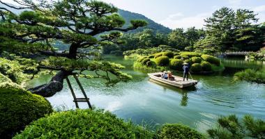 Bateau de visiteurs dans un jardin japonais