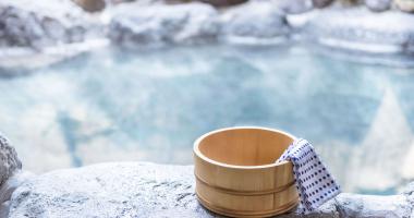 Source chaude japonaise "onsen", bain à ciel ouvert