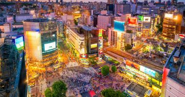 Le célèbre carrefour de Shibuya à Tokyo - certainement le plus grand passage piéton du monde