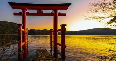 Heiwa no Torii dans le lac d'Hakone, un lieu magique et incontournable à visiter proche du Mont Fuji