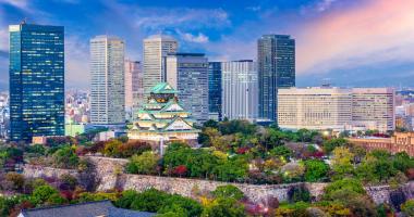 Le château d'Osaka au Japon est entouré par les gratte-ciel du centre d'affaires de la ville