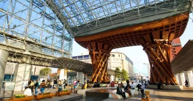 El super moderno torii de la estación de Kanazawa.